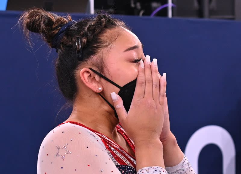 Foto del jueves de la estadounidense Sunisa Lee reaccionando tras ganar el oro en la final de la prueba del all-around en los Juegos de Tokio