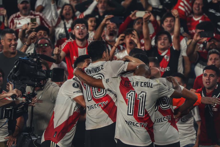 Luis Scola celebrando el gol de River Plate