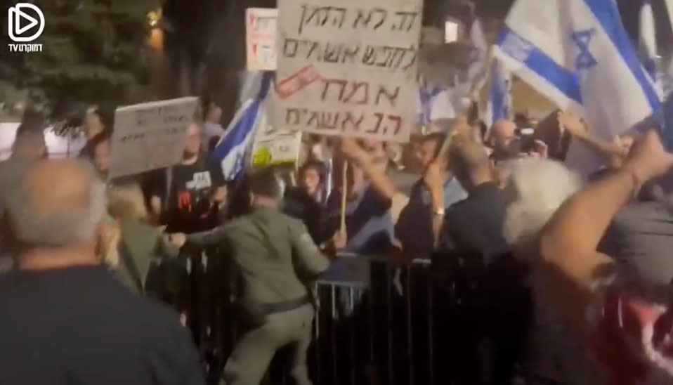 群眾裡不乏多名人質家屬，在衝破柵欄後，揮舞著飾有猶太教大衛星的國旗，高呼要他「即刻下台」、「入獄」。   圖：擷自「X」@LoTus01132239