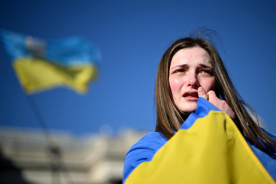 英國倫敦昨有聲援烏克蘭的人民傷感戰爭禍害落淚。(Photo by Leon Neal/Getty Images)