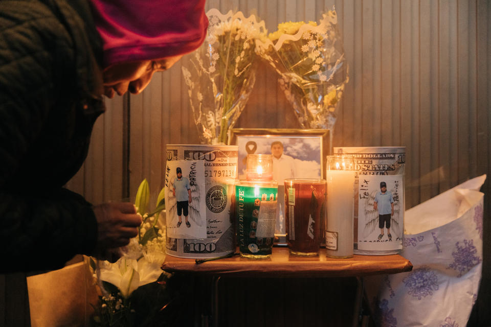 Fotografías de Félix Patricio Teófilo y velas colocadas durante una vigilia en Manhattan, el 25 de septiembre de 2023. (Jeenah Moon/The New York Times)
