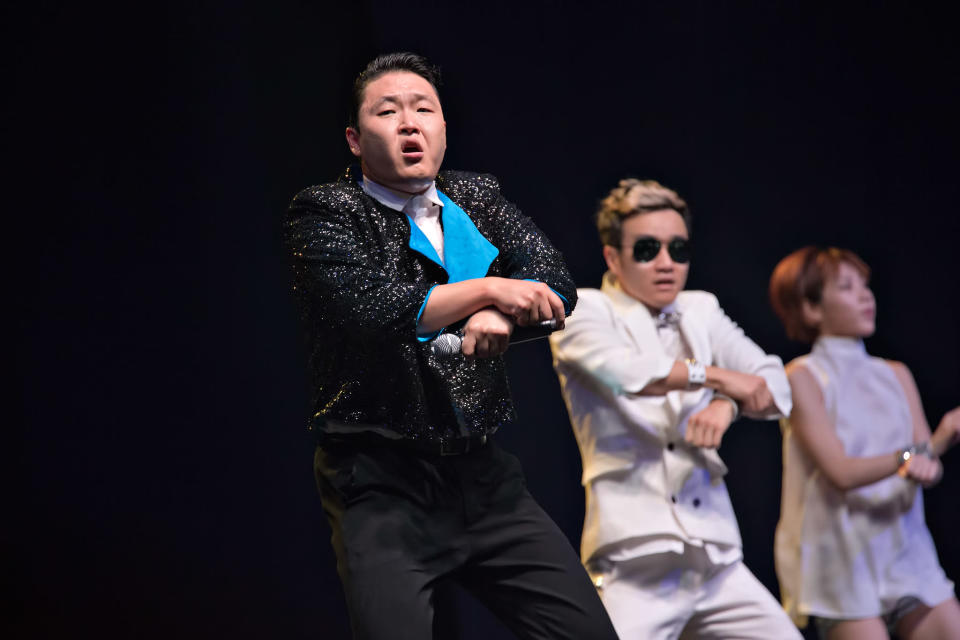 Psy performs in a free showcase at Marina Bay Sands. (Yahoo! photo)