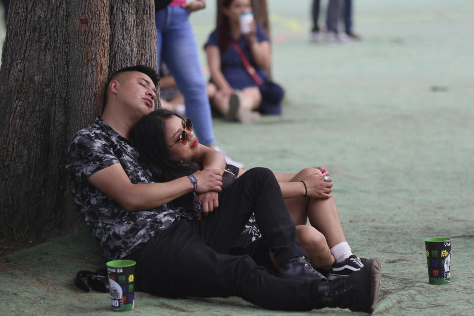 Una pareja descansa durante el Festival Vive Latino en la Ciudad de México el domingo 17 de marzo de 2024. (Foto AP/Ginnette Riquelme)