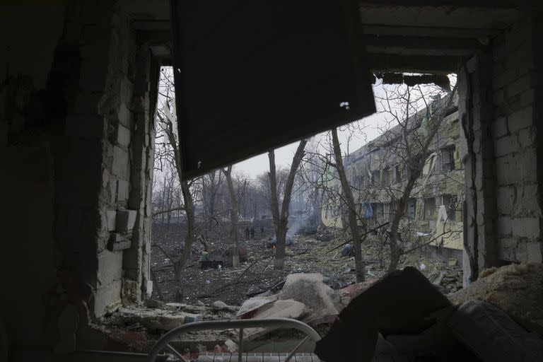 ARCHIVO - Esta fotografía muestra el patio de un hospital de maternidad que fue atacado en Mariúpol, Ucrania, el miércoles 9 de marzo de 2022. (AP Foto/Evgeniy Maloletka, Archivo)