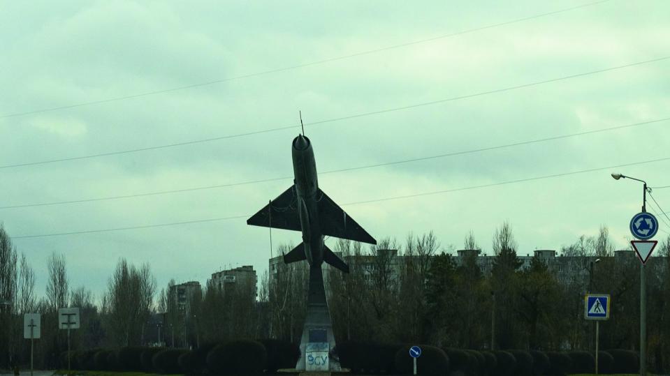 烏克蘭，頓巴斯。一架飽經風霜的米格戰機矗立在頓巴斯一處前線的城鎮。做為戰火衝突中的象徵，它代表永不止息的飛行精神。
