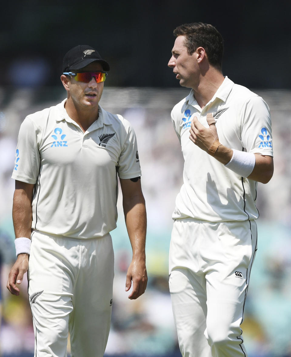 New Zealand's Neil Wagner, left, and Matt Henry talk each other on day two of the third cricket test match between Australia and New Zealand at the Sydney Cricket Ground in Sydney, Saturday, Jan. 4, 2020. (Andrew Cornaga/Photosport via AP)