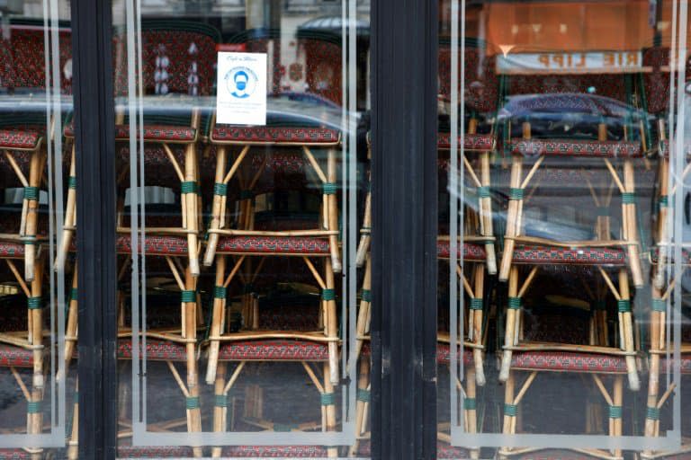 Des chaises empilées dans le célèbre Cafe de Flore, dans le quartier parisien de Saint-Germain-des-Prés, fermé au public comme les autres bistrots français, le 15 mars 2021  - Ludovic MARIN © 2019 AFP