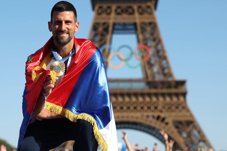 París 2024: Novak Djokovic, con la bandera de Serbia, celebrando el oro olímpico en singles, el único título grande que le faltaba