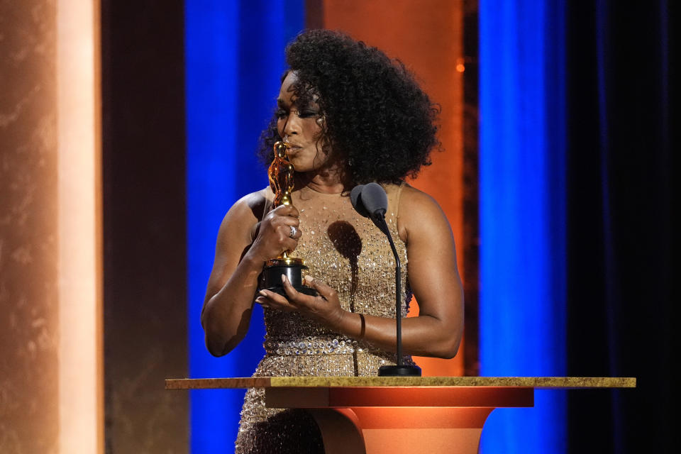 Angela Bassett recibe su galardón honorario en los Premios de los Gobernadores el martes 9 de enero de 2024 en el Dolby Ballroom de Los Ángeles. (Foto AP/Chris Pizzello)