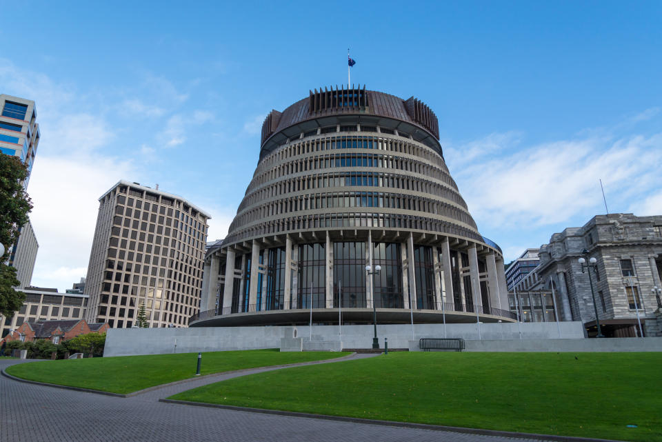 Por su curiosa forma, el ala del Parlamento de Nueva Zelanda en el que se encuentran las oficinas del primer ministro y otros miembros del gobierno recibe el nombre de The Beehive (<em>La Colmena</em>), aunque a este edificio le han salido todo tipo de parecidos, desde un pastel de bodas a una rueda hidráulica gigante. (Foto: Getty Images).