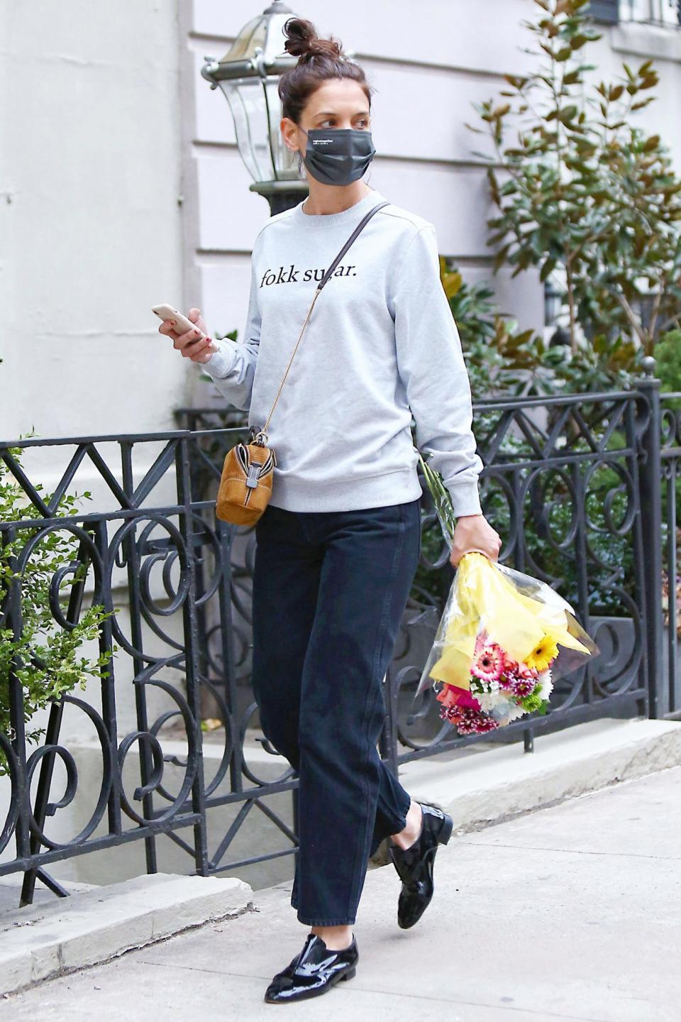 <p>Katie Holmes steps out to pick up flowers on Thursday in N.Y.C. </p>