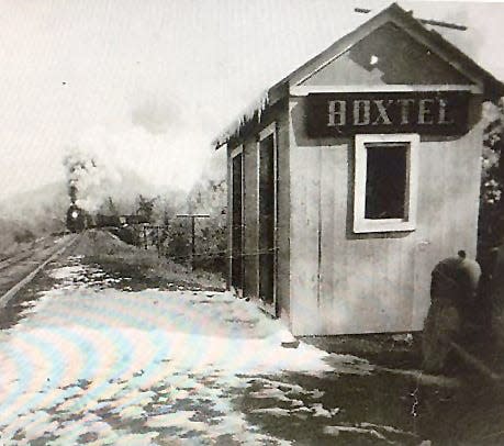 A train comes around the bend at the Boxtel stop.