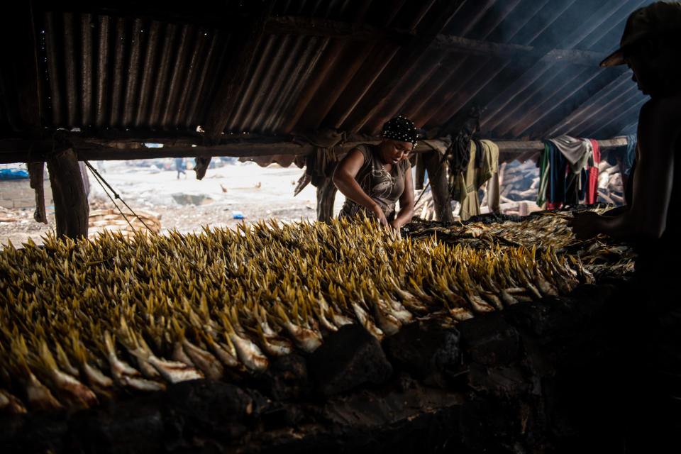 An open-air fish market in Gambia. (Fábio Nascimento / The Outlaw Ocean Project)