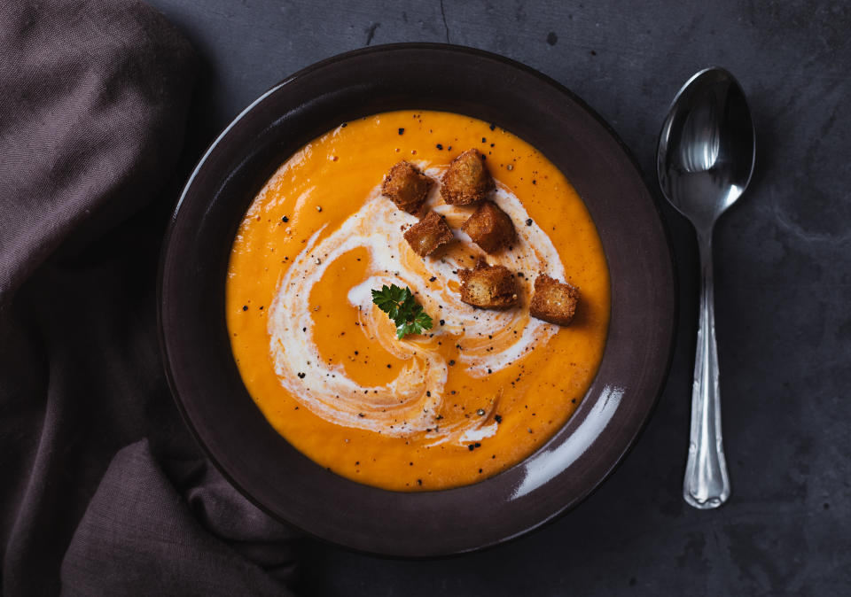 Karottensuppe eignet sich als Mahlzeit bei Magen-Darm-Beschwerden. Die Karotten binden die überschüssige Flüssigkeit im Darm und können helfen, den Durchfall zu lindern. (Foto: Getty Images)