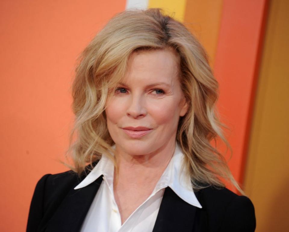 <p>Después de su temprano éxito como modelo, Kim Basinger se mudó a Los Ángeles para comenzar una exitosa carrera como actriz.<br>Tras comprar una gran cantidad de tierras privadas para crear atracciones turísticas, Basinger tuvo que hacer frente a dificultades financieras en los años 90. Se vio obligada a vender una parte de esas tierras, pero cuando se retiró de la polémica película Mi obsesión por Helena, la empresa productora se adjudicó una indemnización de 8 millones de dólares mediante una denuncia en su contra.<br>Basinger se declaró en bancarrota y se retiró de la actuación durante tres años. Su papel de vuelta a la gran pantalla en L.A. Confidential le dio a Basinger un Globo de Oro por mejor actriz de reparto, lo cual sirvió para reactivar su carrera (Gregg DeGuire/WireImage). </p>