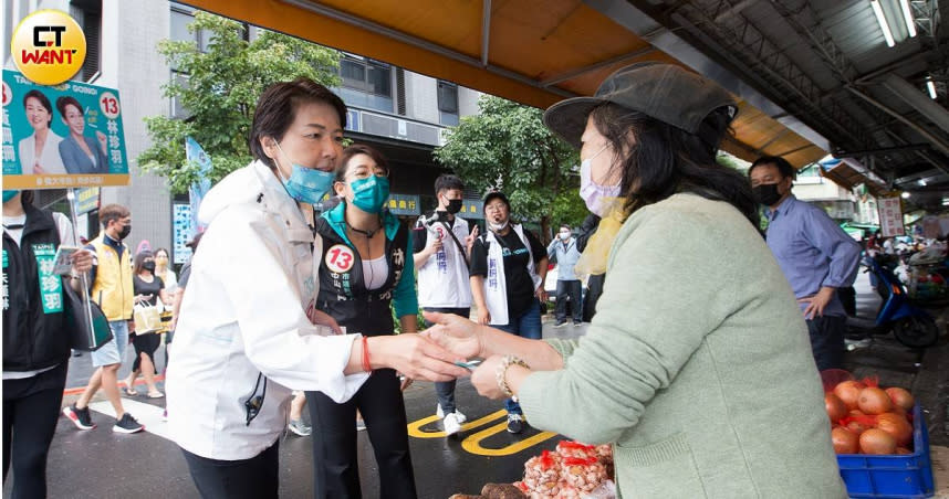 無黨籍台北市長候選人黃珊珊今赴松江市場掃街拜票，受訪時再次呼籲市民做自己的主人，別被藍綠所框架。（圖／黃威彬攝）