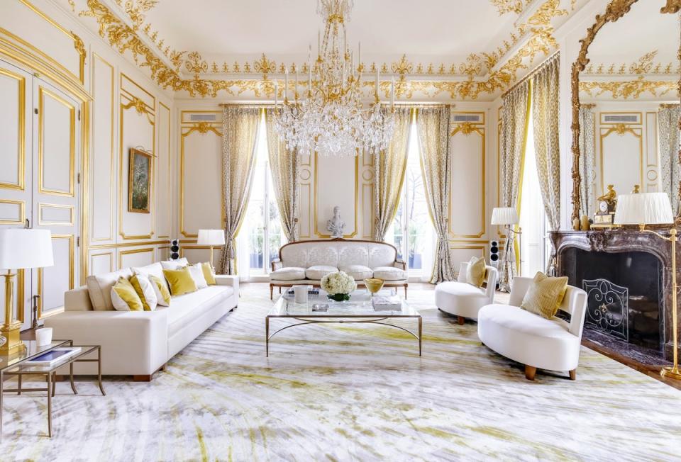 The living room, which overlooks the Eiffel Tower (Cogemad)