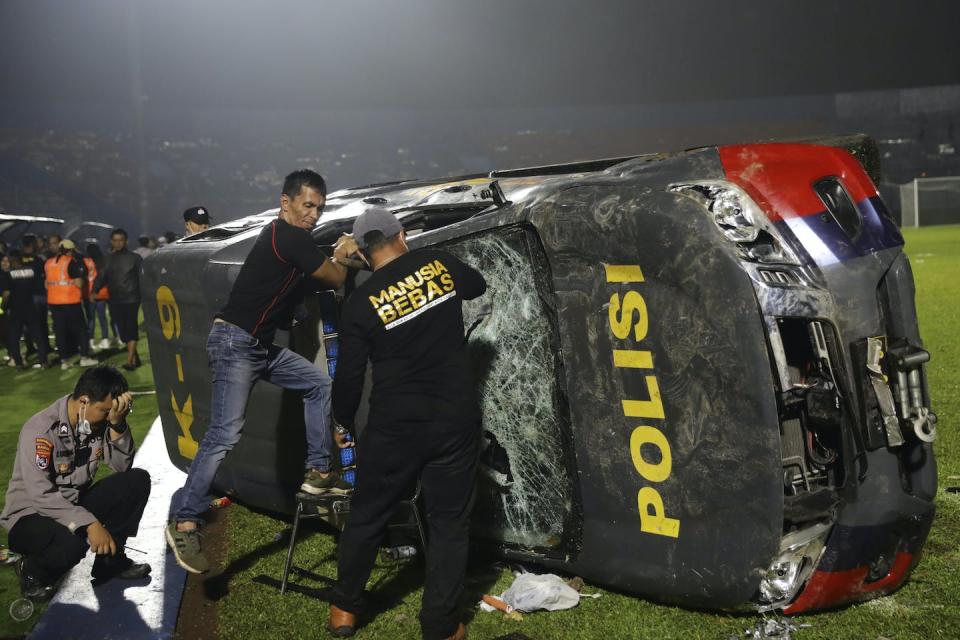 En medio del casos, que se extendió al exterior del estadio, también se destruyeron e incendiaron coches. Yudha Prabowo/AP