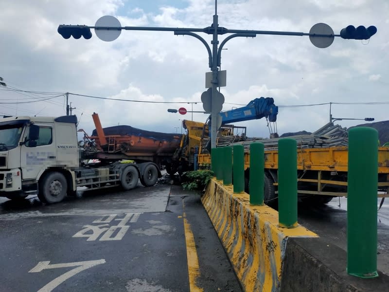 屏東里港大貨車撞上砂石車  1人死亡 屏東縣消防局指出，14日上午接獲里港鄉國道10號里 港交流道平面道路發生車禍，1輛砂石車過彎時，遭 疑似闖紅燈大貨車攔腰撞上，警消到場救出3名受困 民眾，2人分別手部及腿部骨折，1人死亡。 （屏東消防局提供） 中央社記者李卉婷傳真  113年6月14日 