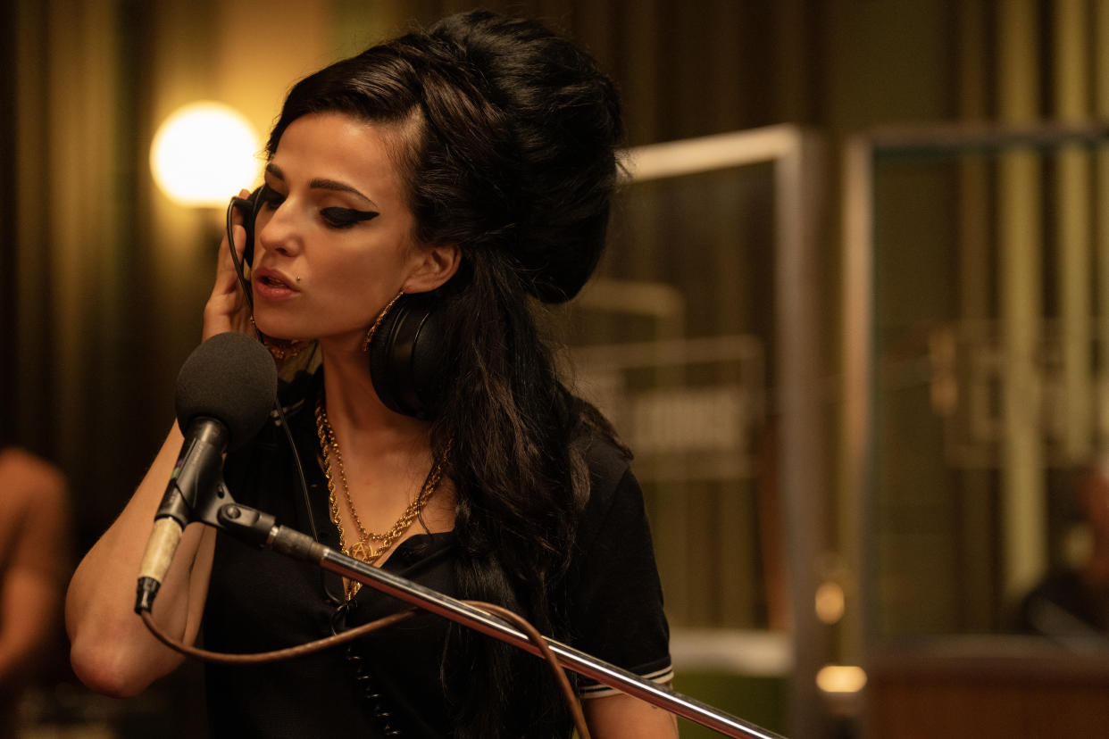 Marisa Abela como Amy Winehouse en el biopic BACK TO BLACK (Foto cortesía de Dean Rogers/Focus Features)