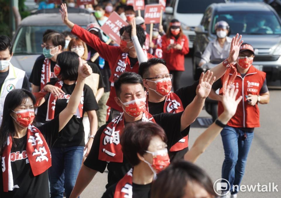 陳柏惟在支持者陪同下向龍井的市民揮手致意，請其支持反罷免投票。   圖：張良一/攝