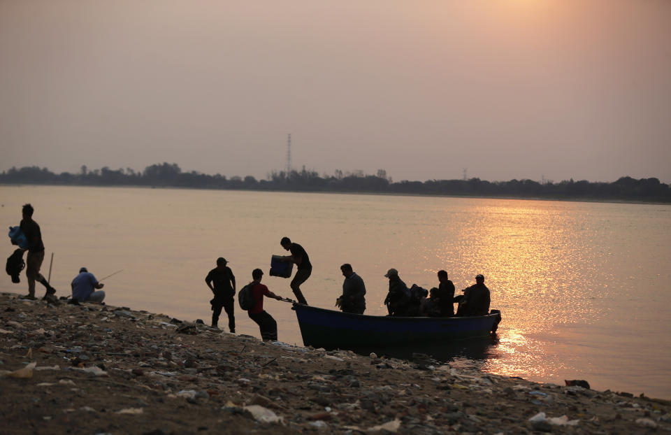 Trabajadores de los regresan a Asunción, Paraguay, después de trabajar al otro lado del Río Paraguay el miércoles 7 de octubre de 2020. (AP Foto/Jorge Saenz)