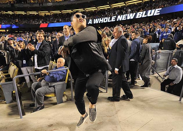 Tommy Lasorda seems unimpressed with PSY dancing at Dodger Stadium