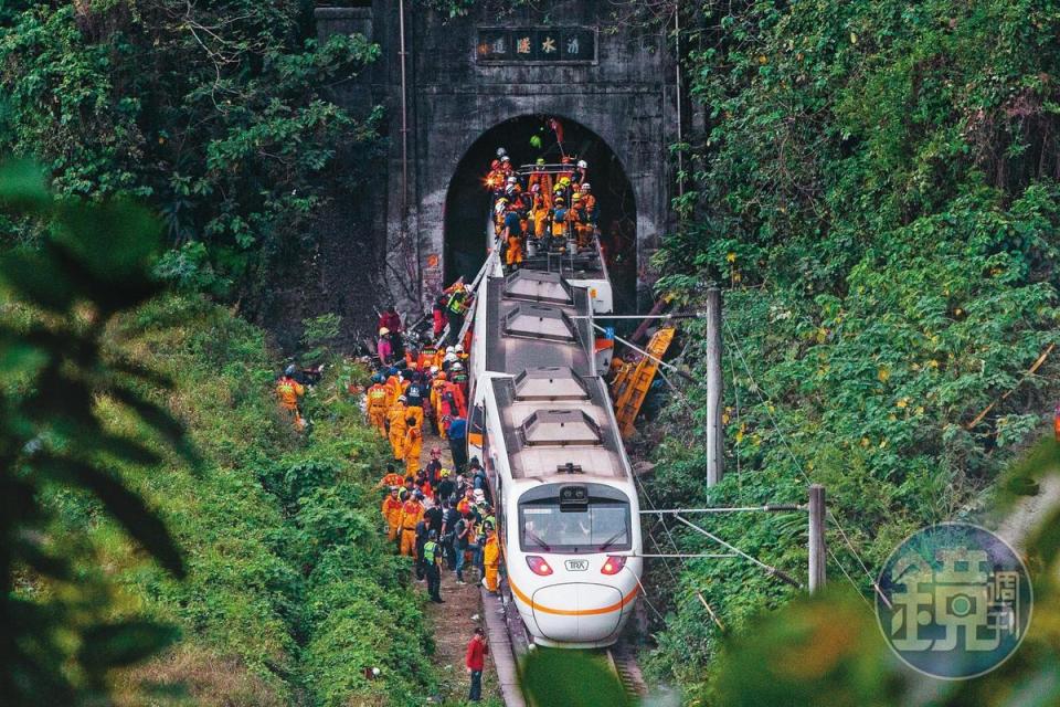 死傷事故發生後，各地的救難人員紛紛趕往現場馳援。