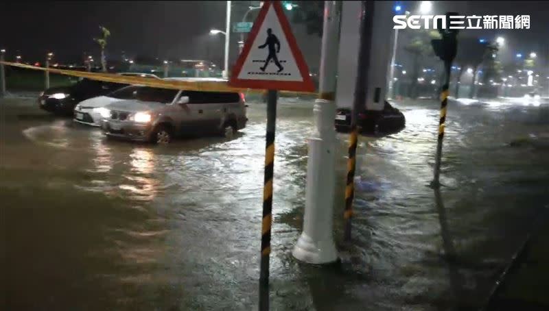 輕軌凱旋站附近淹水，警方拉起封鎖線管制交通。（圖／翻攝畫面）