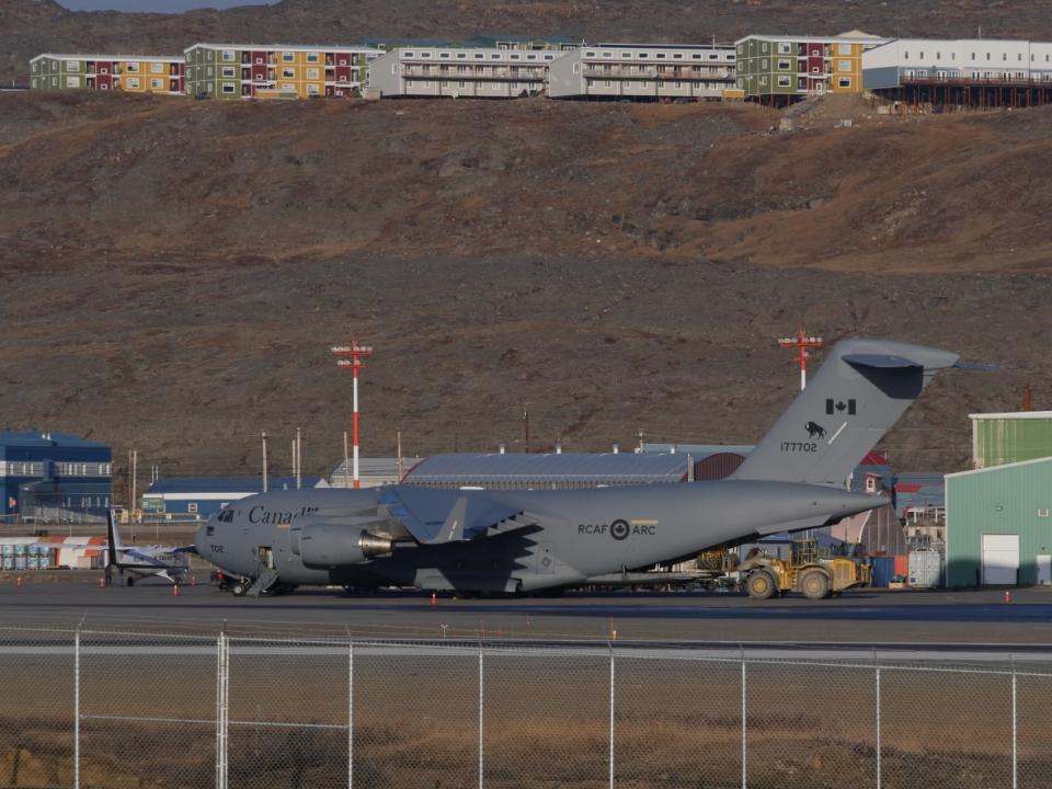 A Canadian Armed Forces plane arrived in Iqaluit on Saturday afternoon. Maj. Susan Magill, a public affairs officer, said the military was sending two reverse osmosis water purification units to the city at the request of the government of Nunavut, as well as personnel to help operate them. (David Gunn/CBC - image credit)