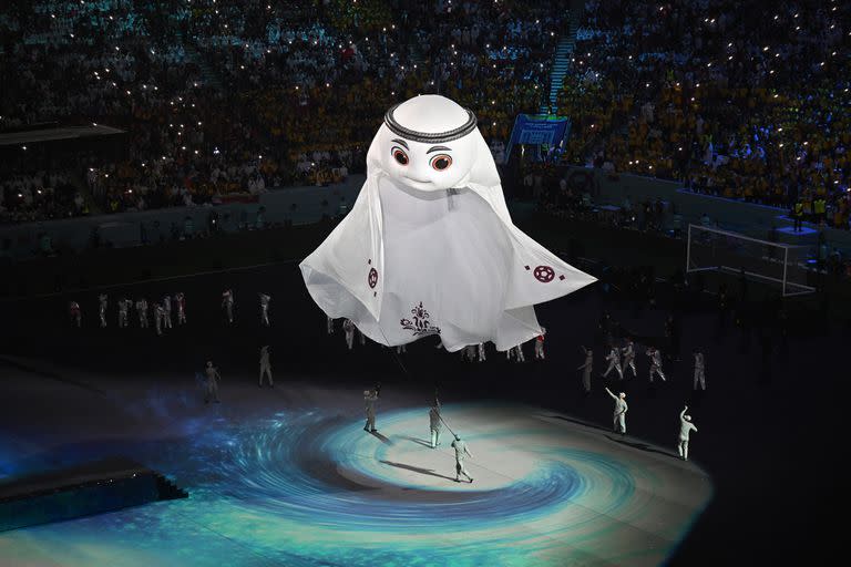 Bailarines con La'eeb, la mascota oficial del Mundial de Qatar 2022