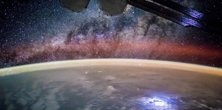 This Incredible Photo From the ISS Shows the Center of the Galaxy