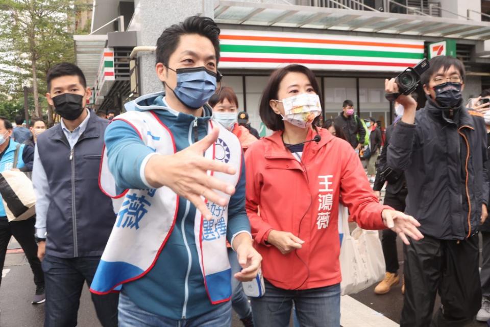 國民黨台北市第三選區立委補選參選人王鴻薇十一日在台北市長當選人蔣萬安陪同下前往濱江市場掃街，拉抬聲勢。<br />（中央社）