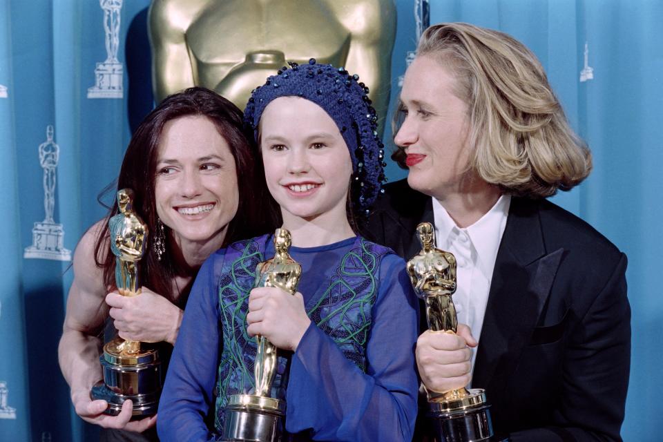 US actress Holly Hunter (L), New Zealand's director Jane Campion (R) and actress Anna Paquin pose with their Oscars during the 66th Annual Academy Awards ceremony after winning respectively the awards for best actress, best original screenplay and best supporting actress for the movie 