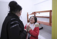 En esta fotografía del 13 de marzo de 2017, Judy le sonríe a su madre Gorgena S., ambos migrantes sirios, a su llegada a su nuevo hogar en La Punta, provincia de San Luis, Argentina. El gobierno argentino ha recibido a unos 227 refugiados sirios desde 2014, pero el programa nacional no es tan amplio como el de San Luis. Gorgena S. dijo sentirse aliviada de estar lejos de los incesantes bombardeos. (AP foto/Nicolás Aguilera)