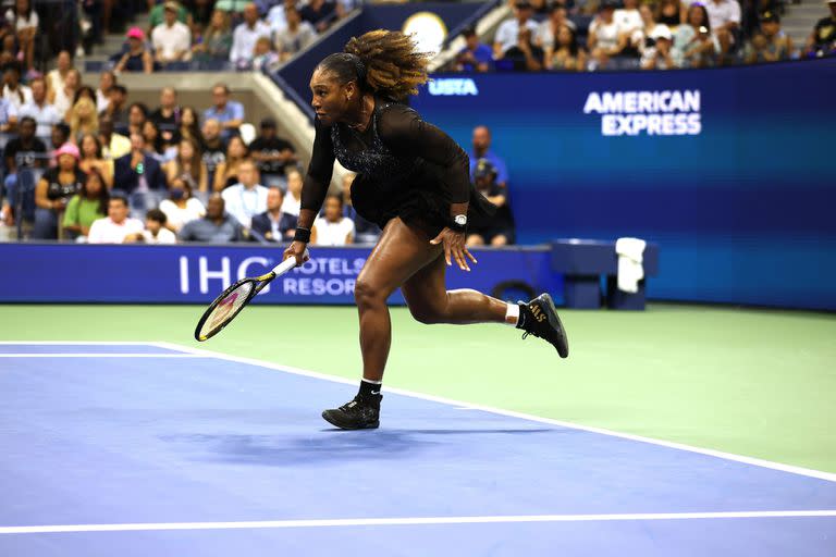Serena Williams corre a buscar una pelota corta; la ex número 1 del ranking ganó por 6-3 y 6-3 y sigue adelante
