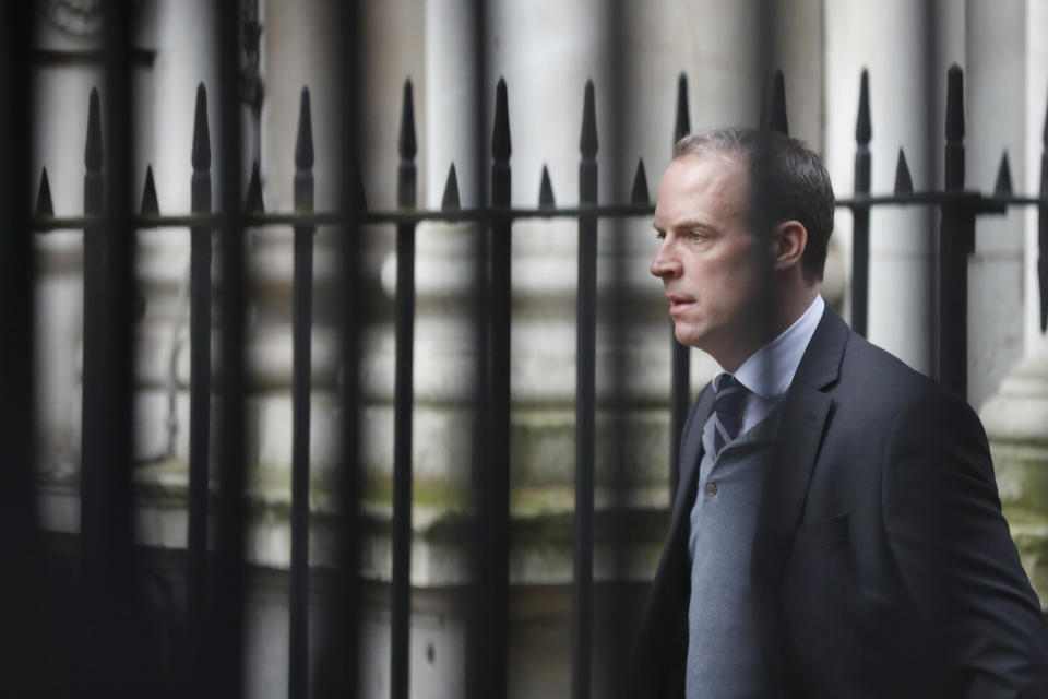 Fotografía de archivo del 11 de marzo de 2020 del secretario de Exteriores británico Dominic Raab caminando hacia la residencia del primer ministro para una reunión de gabinete en Londres. (AP Foto/Frank Augstrin, Archivo)