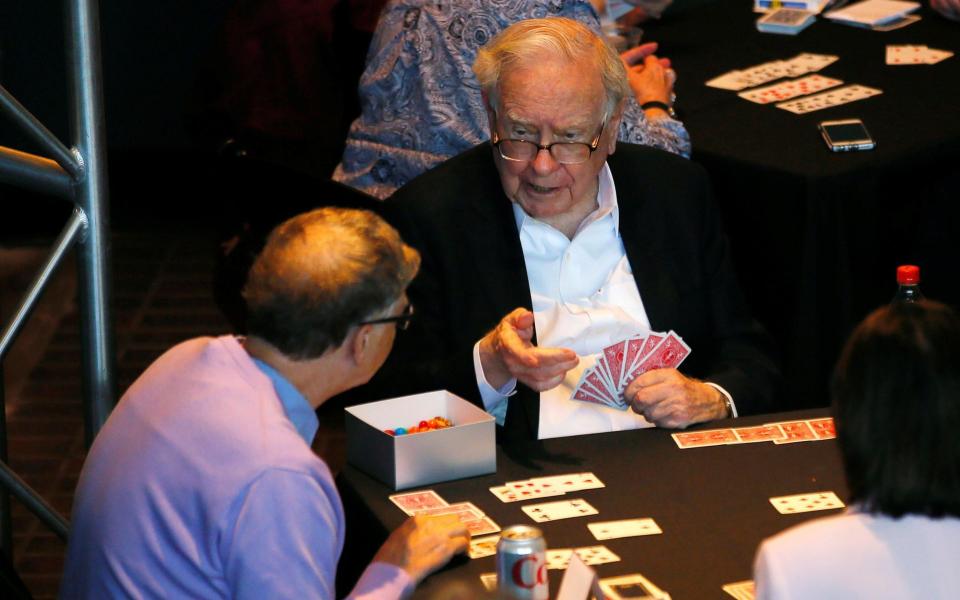 Warren Buffett playing bridge with Bill Gates - Alamy