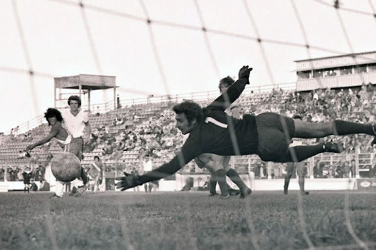 El primer tanto, un golazo, de Diego Maradona en primera división: el zurdo entró como suplente con el número 15 y aportó al 5-2 de Argentinos Juniors a San Lorenzo, de Mar del Plata.