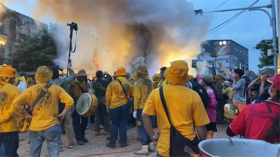 北港媽祖遶境沿途鑼鼓喧天　清出１６０公噸炮屑破紀錄