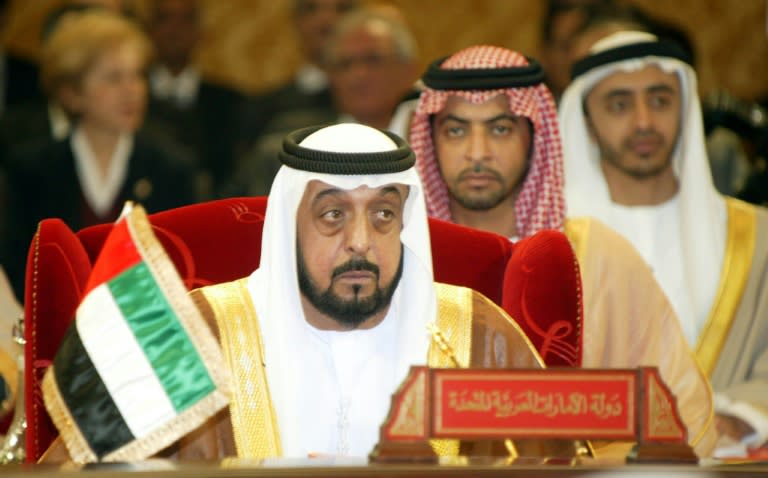El presidente de Emiratos Árabes Unidos, jeque Jalifa bin Zayed Al Nahayan, en una cumbre del Consejo de cooperación del golfo el 20 de diciembre de 2004 en Manama (AFP/Adam Jan)