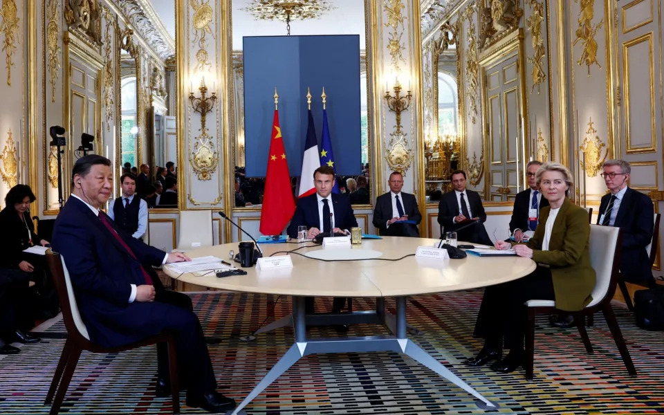 Ursula von der Leyen meets Xi Jinping at the Elysée Palace