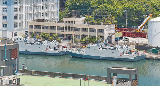 大陸解放軍4日起在台灣周邊海域舉行演習，在基隆港內，部分海軍艦艇在岸邊待命。（范揚光攝）