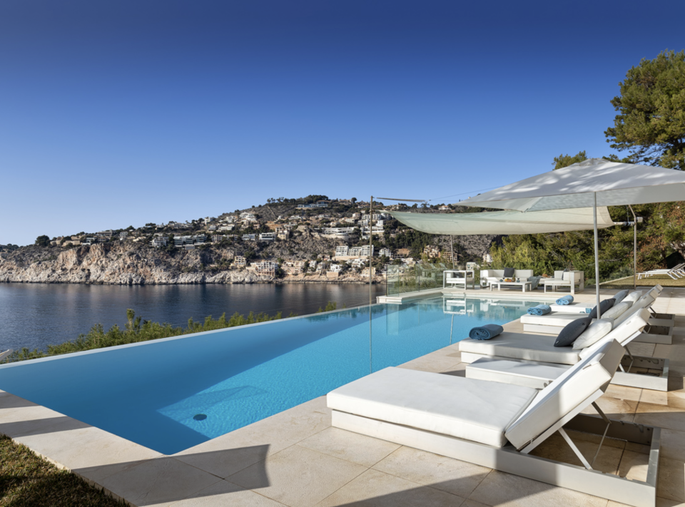 La zona de la piscina infinita es sin duda una de los mayores atractivos de esta vivienda . Foto: cortesía de Engel & Voelkers Mallorca.