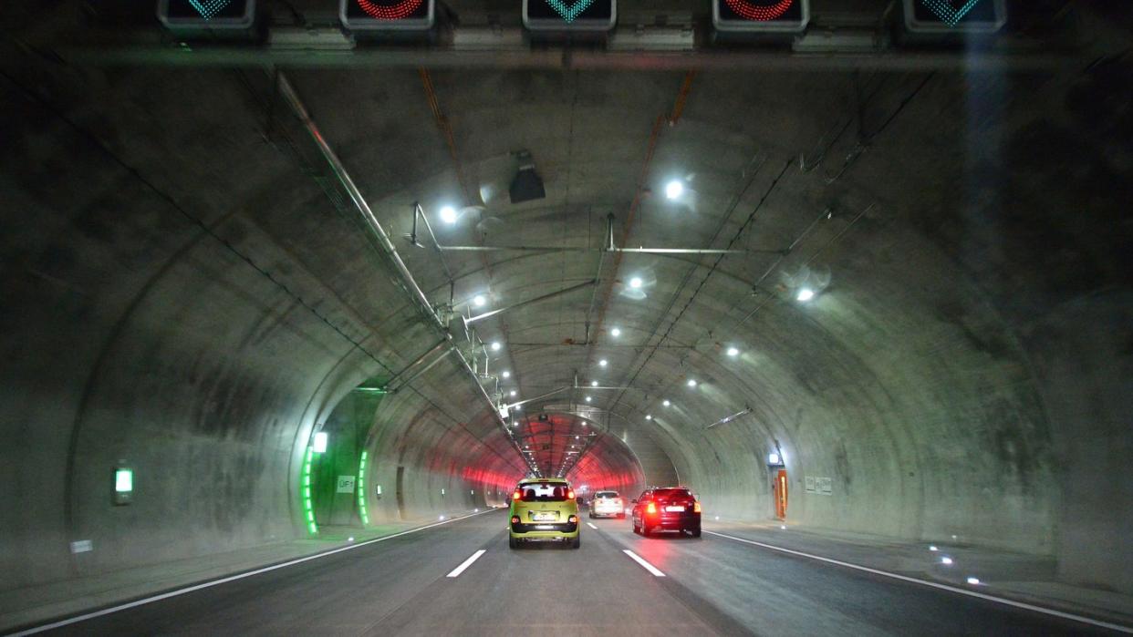 In einem Tunnel sollten Autofahrer den gesetzlichen Mindestabstand zu ihren Verkehrsteilnehmern verdoppeln. Foto: Martin Schutt