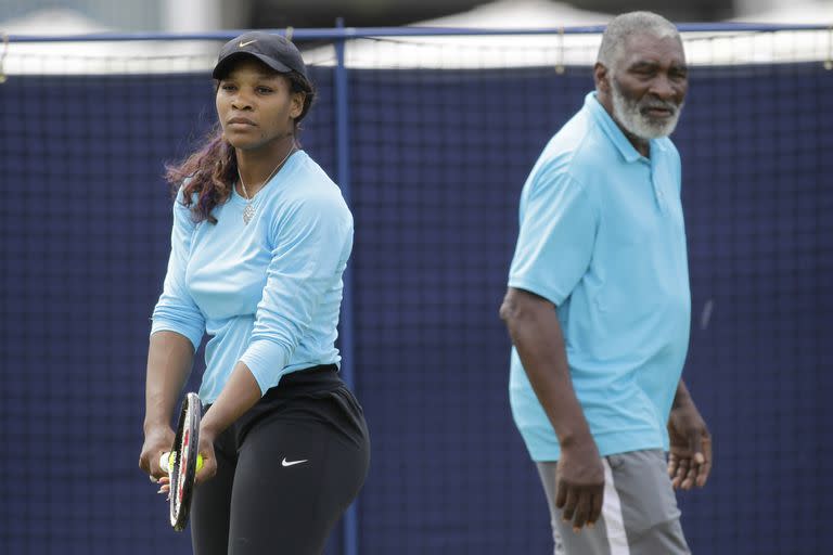 Serena Williams y su padre, Richard Williams, antes de su partido de tenis individual de segunda ronda en el torneo internacional de canchas de césped de Eastbourne en Eastbourne, Inglaterra, el miércoles 15 de junio de 2011.
