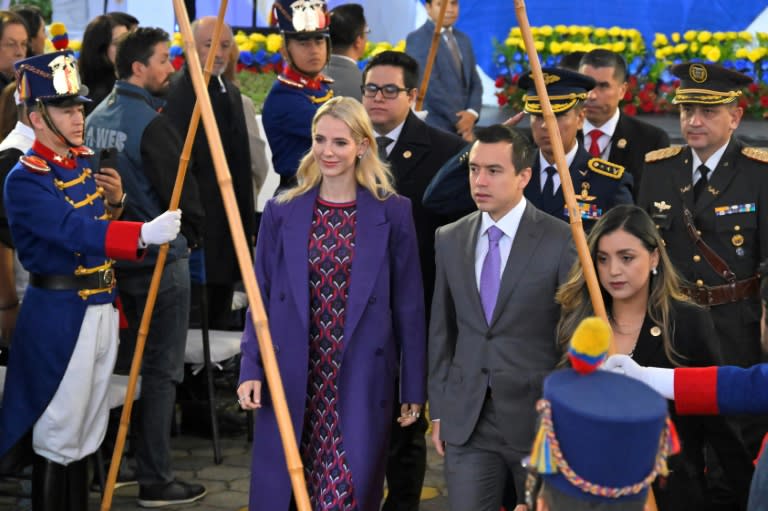 El presidente de Ecuador, Daniel Noboa (derecha), y la primera dama, Lavinia Valbonesi, salen después de asistir a la ceremonia de inauguración del referendo para aprobar medidas más duras contra el crimen organizado, en Quito, el 21 de abril de 2024. (Rodrigo BUENDIA)