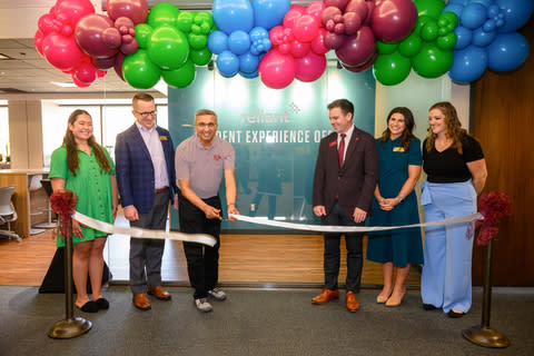 A Reliant e a Mays Business School da Texas A&M celebram o novo Reliant Student Experience Office com uma inauguração em 22 de agosto de 2024. Na foto, da esquerda para a direita, estão Sophia Villarreal, Dr. Nate Sharp, Rasesh Patel, John Morris, Taylor Henderson e Dra. Shannon Deer. (Foto: Business Wire)