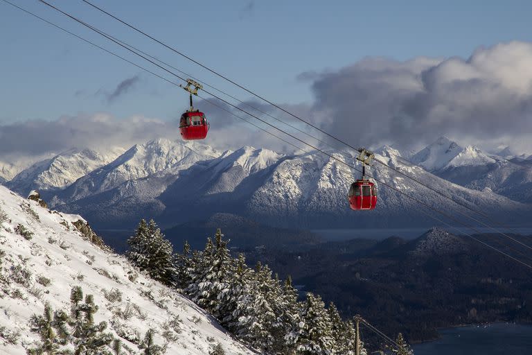 Ingenieros de la firma Rudolf Kienast llegaron desde Austria para montar las torres y el sistema teleférico con 42 góndolas rojas