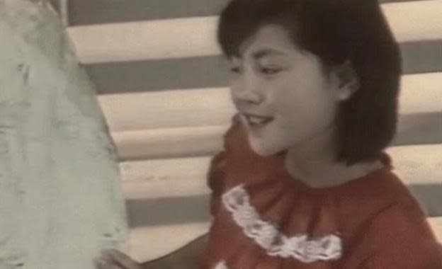 年輕時的王菲齊耳短髮穿著紅裙，相當可愛。（翻攝自大陸網站）